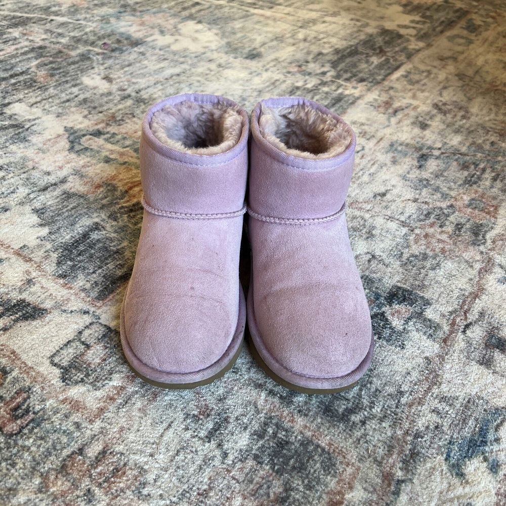Youth’s UGG Boots Classic Mini II Sz 4 Pinkish Purple Suede Ankle Booties
